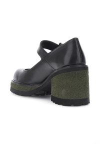 Černá kožená bota Mary Jane s silným zeleným texturovaným blokovým podpatkem a nastavitelným páskem přes vršek.