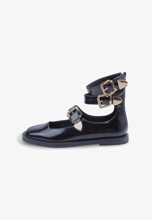 Fekete lakkbőr cipő alacsony sarkú, négyzet alakú orrú, dupla bokapánttal, melyeket arany színű csatok rögzítenek.