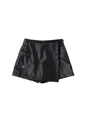 Zwarte skort van een glad, glanzend materiaal. Heeft een zijzak met klep en een ritssluiting. Gestructureerd, gelaagd ontwerp.