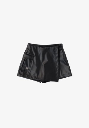 Zwarte skort van een glad, glanzend materiaal. Heeft een zijzak met klep en een ritssluiting. Gestructureerd, gelaagd ontwerp.