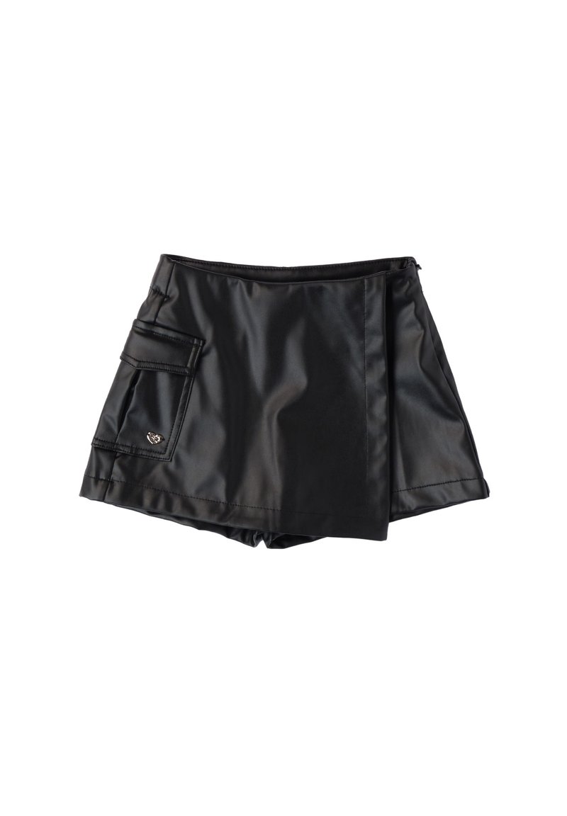 Gonna nera realizzata in materiale liscio e lucido. Presenta una tasca laterale con pattina e chiusura con zip. Design strutturato a strati.