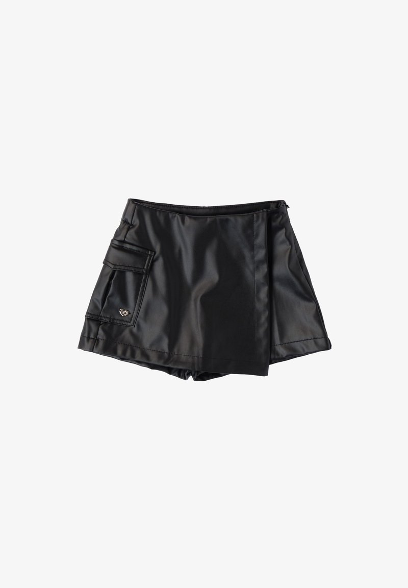 Jupe-short noire en matériau lisse et brillant. Comprend une poche latérale avec rabat et une fermeture éclair. Design structuré et superposé.