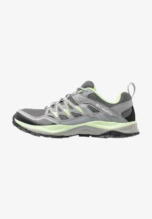 Zapato de senderismo Columbia bajo en gris y verde claro, con parte superior de malla, cierre de cordones y suela de goma, visto de lado.