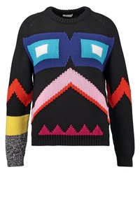 Bunter gestrickter Pullover mit schwarzem Grund, geometrischen Mustern in Blau, Pink, Rot und Gelb. Gerippte Bündchen und Saum. Weiche Textur.