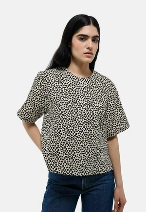 Haut à manches courtes en imprimé léopard beige et noir, avec une coupe décontractée et un col rond, fabriqué en tissu léger.