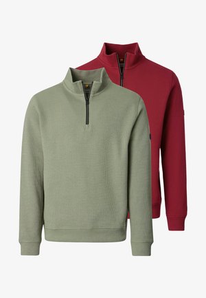 Dwa longsleeve'y z suwakiem do ćwiartki, jeden oliwkowozielony z przodu, a drugi czerwony z tyłu, wykonane z teksturowanej tkaniny z stojącymi kołnierzami.
