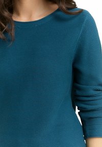 Teal gestreifter Pullover mit Rundhalsausschnitt und langen Ärmeln in strukturierter Optik, der ein weiches, lässiges Design hervorhebt.