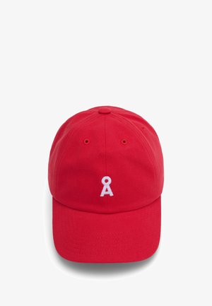 Rote Baseballmütze aus Baumwolle mit einem weißen, gestickten Buchstaben "A" auf der Vorderseite, Belüftungsöffnungen und einem gebogenen Schirm.