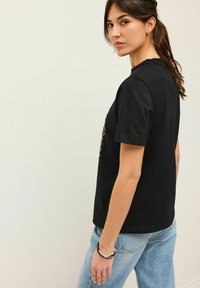 Next HEAVYWEIGHT SHORT SLEEVE CREW NECK STANDARD - Marškinėliai su spaudiniu - black palm embellished graphic