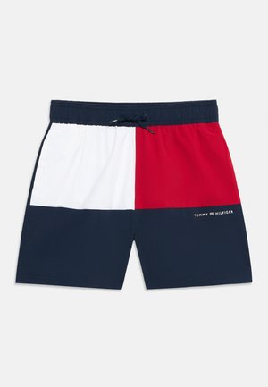 Costume da bagno da uomo con fascia elastica blu navy, pannelli color-block in bianco, rosso e blu navy, con logo Tommy Hilfiger sulla gamba.