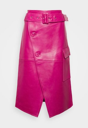 Jupe en cuir fuchsia taille haute avec un design portefeuille à l'avant, deux boutons, ceinture avec boucle et une poche latérale à rabat.