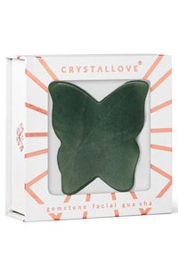 Zielony jadeitowy gua sha w kształcie motyla w białym pudełku z pomarańczowymi geometrycznymi wzorami i logo. Gładka, wypolerowana powierzchnia.