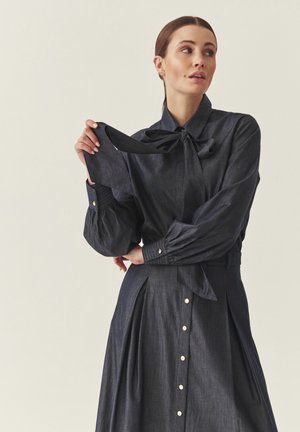 Blúzka so zapínaním na gombíky - denim