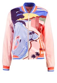Giacca bomber colorata in satin con zip frontale. Presenta stampe di palme e fenicotteri, polsini a costine e colletto in blu e arancione contrastanti.