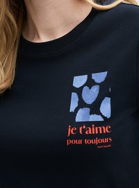 Sweatshirt noir avec un design graphique bleu clair comportant des formes de cœur et le texte "je t'aime pour toujours" en rouge. Col côtelé.