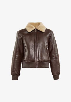 Chaqueta bomber de cuero marrón con cuello de piel beige, puños acanalados, dos bolsillos laterales con cremallera y cierre frontal con cremallera.