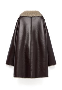 Cappotto in pelle marrone con una silhouette ampia, caratterizzato da un morbido colletto in pelliccia beige e una finitura testurizzata, completato da un design pulito e minimale.