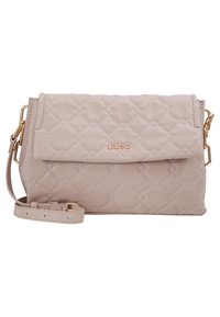 Quiltet lys beige håndtaske med et logo i guldfarve, aftagelig skulderrem og klaplukning. Har et elegant diamantmønster.