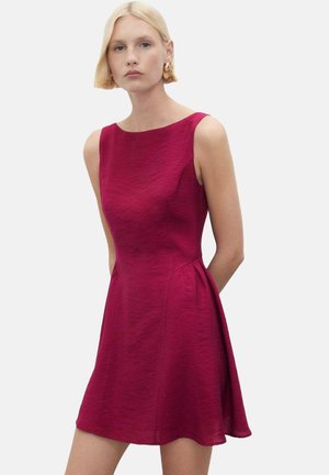 Short sleeveless dress in dark pink, made of textured fabric, with a fitted bodice and flared skirt, featuring side pockets.