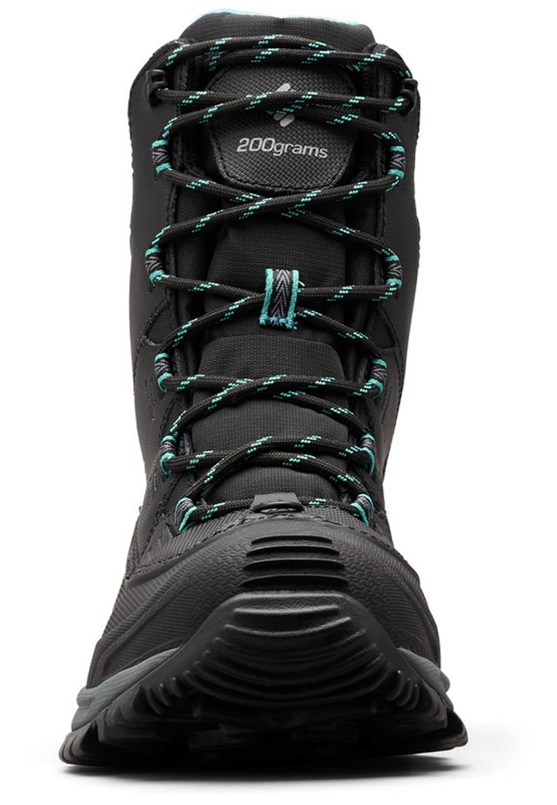 Botte de randonnée noire avec semelle en caoutchouc texturé, accents turquoise sur les lacets et col rembourré. Caractéristiques : bout renforcé et matériau imperméable.