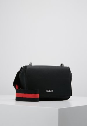 Schwarze Leder-Crossbody-Tasche mit silbernem "s.Oliver"-Logo und verstellbarem schwarzem Riemen mit rotem horizontalem Streifen, dargestellt auf weißer Oberfläche.