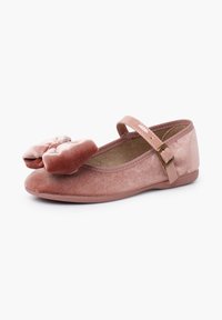 Bailarinas de terciopelo rosa con punta redondeada, un lazo decorativo en la parte delantera y una correa ajustable con una hebilla dorada en el lateral.