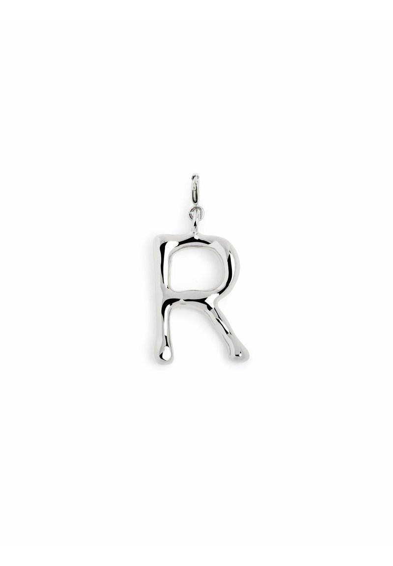 Ciondolo d'argento a forma di lettera "R," con un design fluido e organico, superfici lucide e lisce e un piccolo anello per il fissaggio.