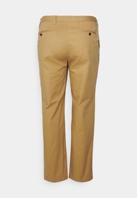 Beżowe spodnie w prostym kroju, wykonane z bawełny, z gładką fakturą, dwoma tylnymi kieszeniami z guzikami i klasycznym paskiem.