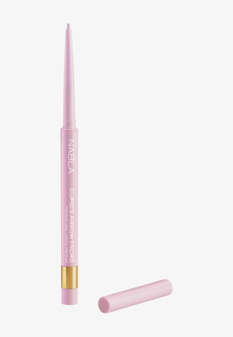 Crayon eyeliner rose rétractable étiqueté NABLA Cupid's Arrow Micro, bouchon retiré et posé à côté sur fond blanc.