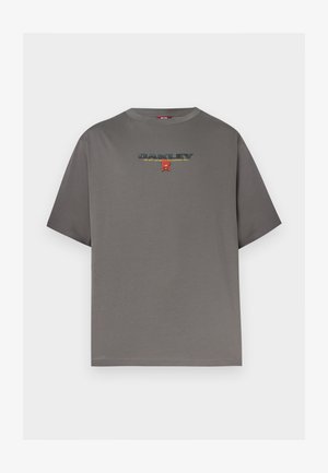 Šedé tričko s krátkým rukávem s nápisem "OAKLEY" a malým červeným motivem uprostřed hrudníku, zobrazené na bílém pozadí.