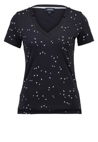 Svart kortärmad t-shirt med V-hals, prydd med spridda vita fågel-liknande mönster, tillverkad av ett mjukt och lätt tyg.