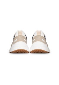 Sneakers met een beige suède bovenwerk, witte accenten en uitsparingen. Dikke witte tussenzool en bruine rubberen buitenzool. Minimalistisch en sportief ontwerp.
