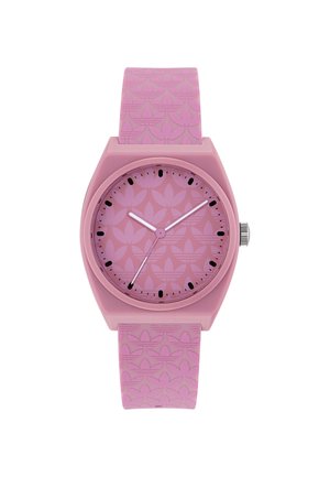 Pink analogt armbåndsur med mønstret rem og urskive med gentagende trebladede logoer, sorte timeindikatorer og sølvfarvede visere, der viser kl. 10:09:34.