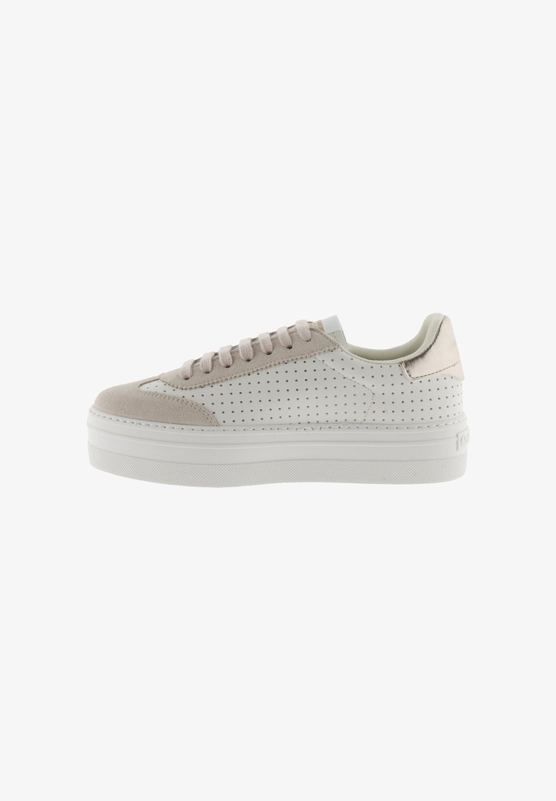 Baskets blanches avec un bout en daim texturé, une tige en cuir perforé et une semelle plateforme épaisse blanche. Lacets et accent au talon de couleur claire.