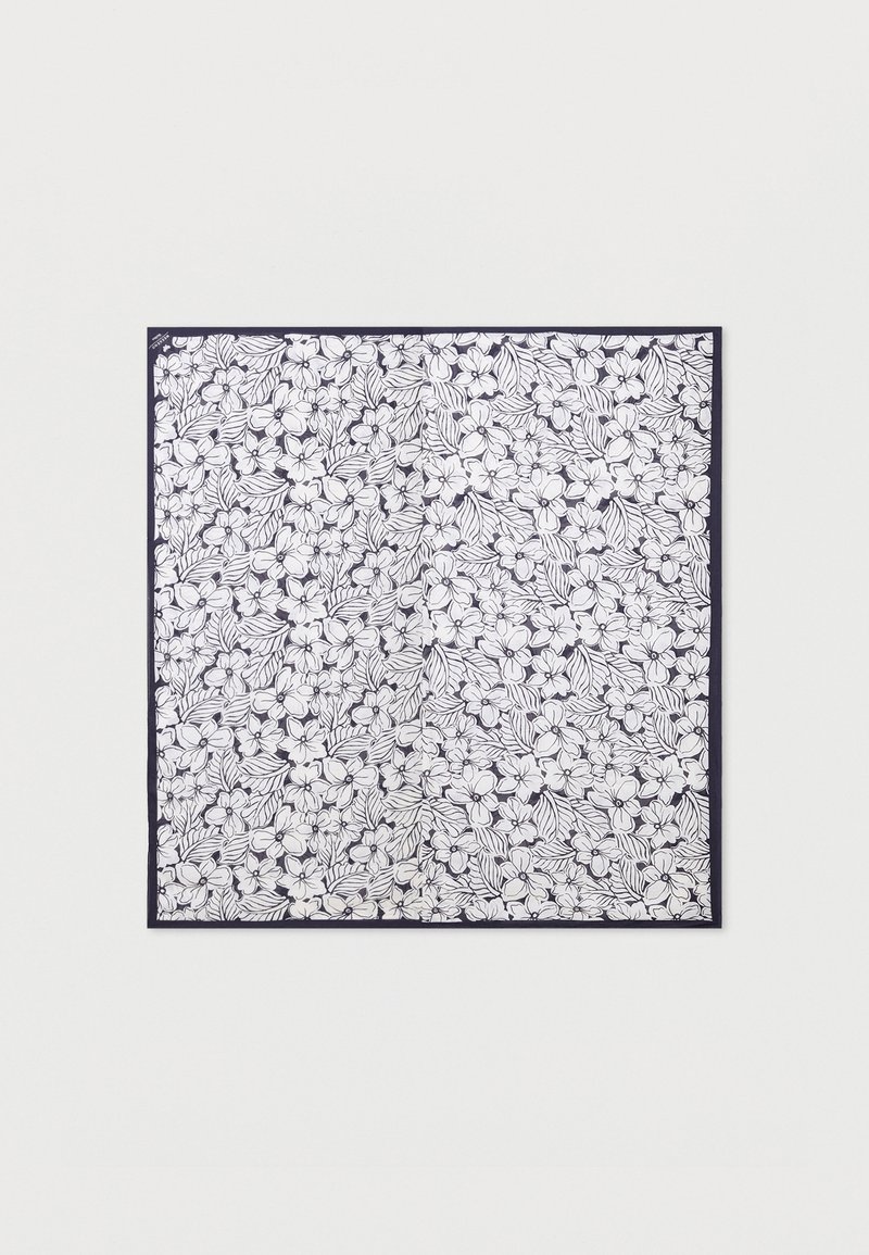 Τετράγωνος ύφασμα με πυκνό μαύρο και λευκό λουλουδένιο μοτίβο που περιλαμβάνει άνθη και φύλλα και λεπτό μαύρο περίγραμμα.