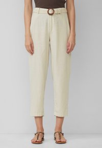 Lichtbeige linnen broek met een relaxte pasvorm, voorzien van een geweven riem en een ronde houten gesp. Verkorte lengte, gladde textuur.
