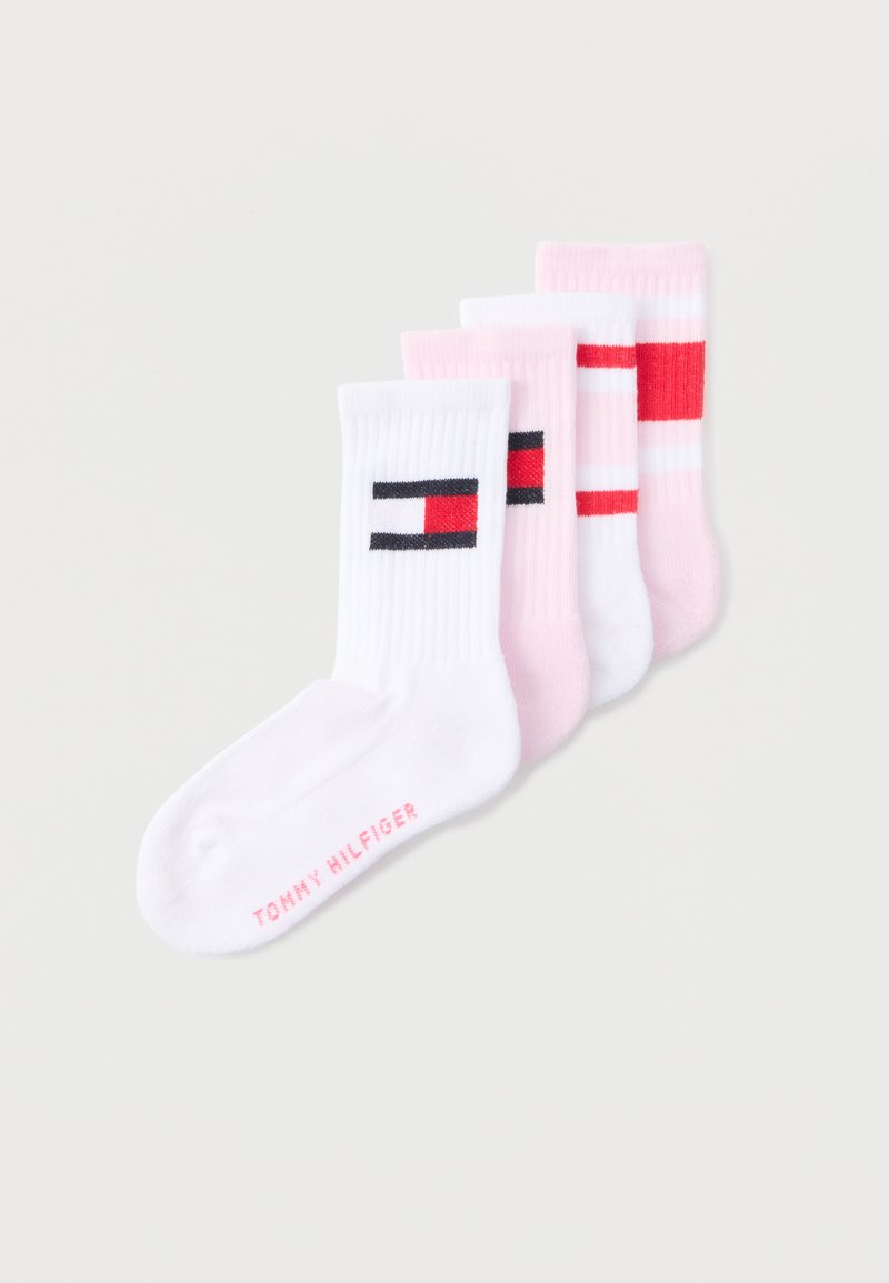 Quatre paires de chaussettes mi-mollet en blanc et rose avec des motifs rectangulaires rouges et noirs, disposées en chevauchement sur un fond blanc.