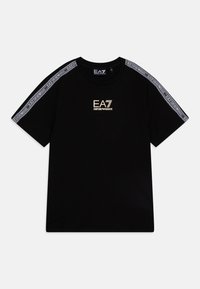 Čierne bavlnené tričko s krátkymi rukávmi a okrúhlym výstrihom, s logom EA7 v zlatej farbe na prednej strane, pričom na pleciach je zdobené vzorovanou páskou.
