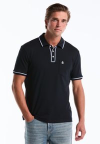 Marineblauwe poloshirt met contrasterende witte afwerking op de kraag en mouwen, met een borstzak en een klein logo-embleem op de zak.