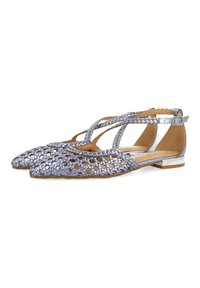 Ballerine in argento metallico con design superiore intrecciato e punta appuntita. Presentano una scollatura posteriore, cinturini alla caviglia e un piccolo tacco a blocco.
