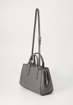 Sac à main en cuir gris avec deux poignées courtes, une longue bandoulière réglable et une fermeture éclair supérieure.