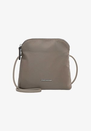 Kompakte Taupe-Umhängetasche mit Reißverschluss, schmalem Riemen und kleinem silbernem "EMILY & NOAH"-Logo in der Mitte vorne.
