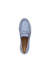 Mocassini in suede azzurro chiaro con forma arrotondata, dotati di una fascia decorativa e dettagli di cucitura. Suola in gomma beige con logo. Design classico.