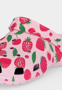 Ροζ λαστιχένιο κλογκ με πράσινα φύλλα και σχέδια κόκκινων φράουλων, κερασιών και σμέουρων, με οπές αερισμού και πίσω λουράκι.