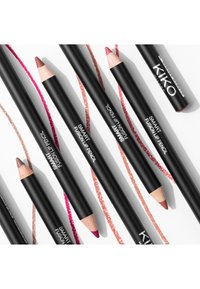 Zwarte lippotloden met houten punten, met labels "SMART FUSION LIP PENCIL." Diagonaal gerangschikt met kleurrijke lipstalen op de achtergrond.
