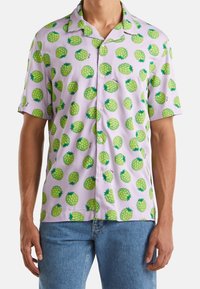 Koszula z krótkim rękawem na guziki w jasnofioletowym materiale z powtarzającym się wzorem zielonych ananasów z ciemnozielonymi akcentami.