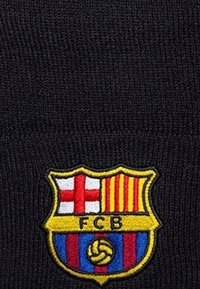 FC Barcelona Wappen mit rotem Kreuz und gelb-roten Streifen über blau-roten vertikalen Streifen, auf schwarzem Strickstoff gestickt.