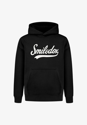 Schwarzer Hoodie mit einer vorderen Tasche, gerippten Bündchen und Saum. Mit einem weißen Textlogo "Smilodox" über der Brust. Glatte Stofftextur.