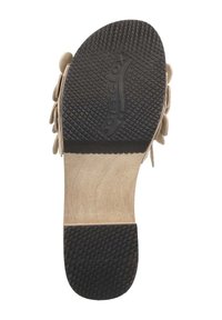 Sandal sole with textured black rubber, beige footbed, and logo "SOFTCLOX." Features include a reinforced edge and size "37."