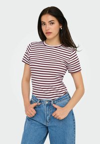 Bordeauxrode en witte gestreepte korteteem T-shirt met een ronde hals, gecombineerd met hoge taille blauwe jeans. Soepele katoenstructuur.